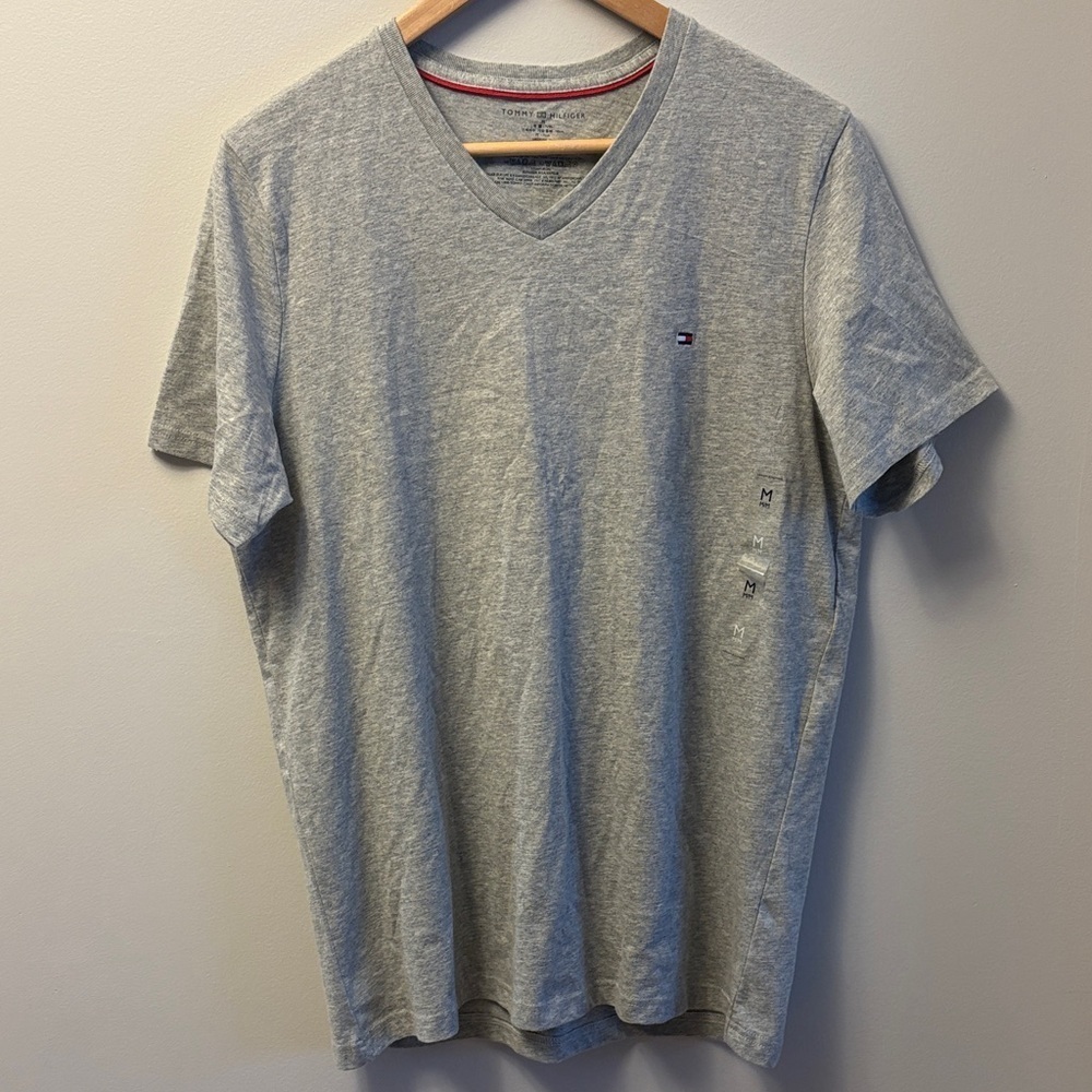 NWOT Men’s Tommy Hilfiger Grey V-Neck T-Shirt Size Medium